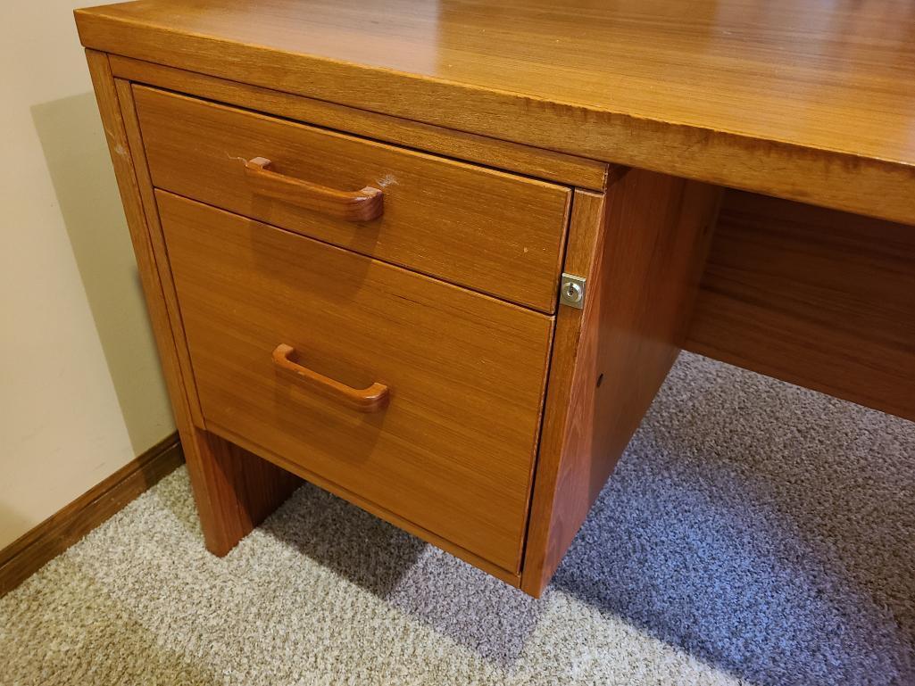 Modern Designed Desk, Credenza and Shelf Unit, Very Nice Mid-Century Look, Teak Looking Wood Style