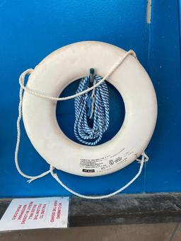 Jim-Buoy Ring Buoy, 8ft to 16ft Telescopic Pole No. 20-795 w/ Net - Leslie's Poolmart