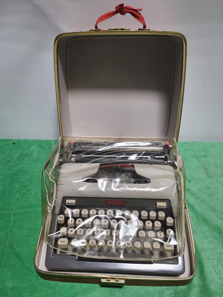 Royal Futura 800 Typewriter w/ Case