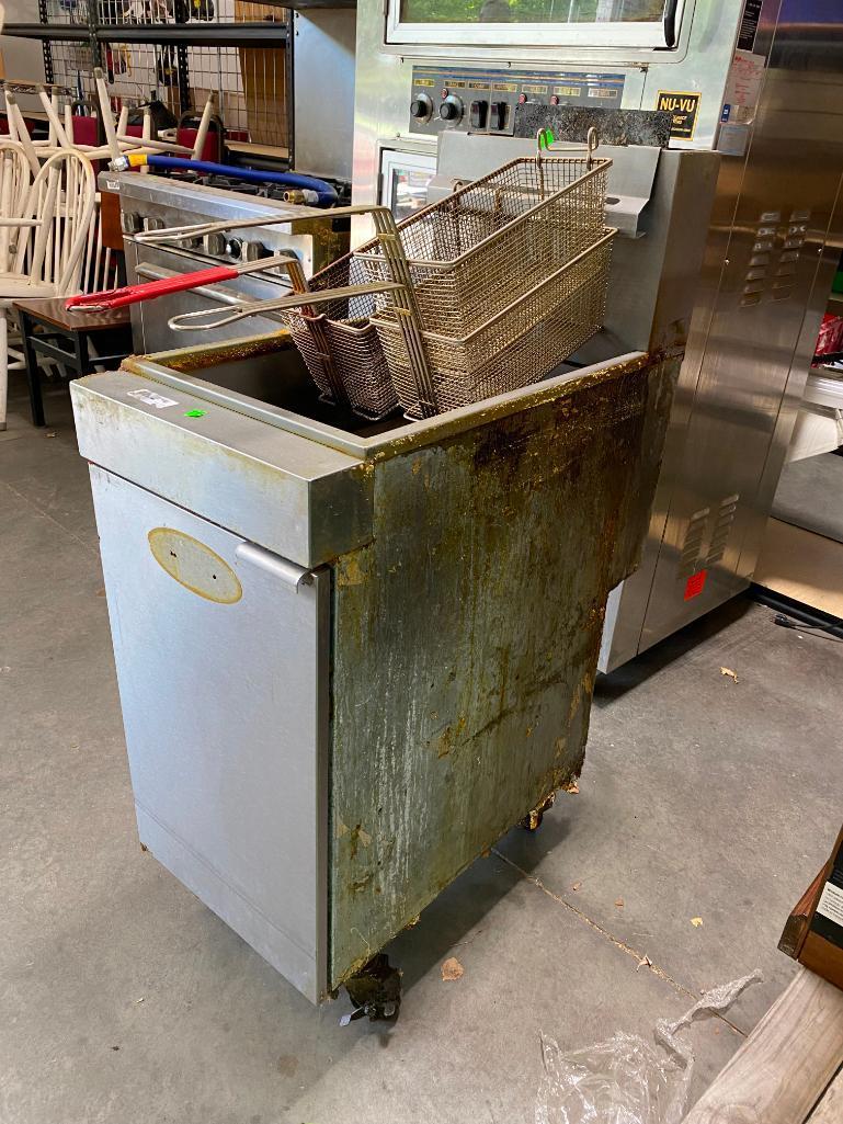 Vulcan Model: LG300 35-40LB Gas Floor Fryer w/ 3 Fryer Baskets,