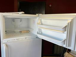 Frigidaire MN: FRT18L4FW3 Top/Bottom Refrigerator/Freezer
