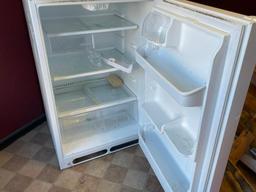 Frigidaire MN: FRT18L4FW3 Top/Bottom Refrigerator/Freezer