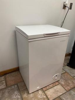 Insignia NS-CZ35WH9 Chest Freezer, Clean/Works