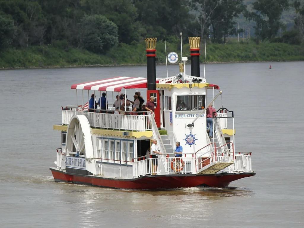 River City Star - Riverboat - 1986 Skipperliner Paddlewheel River Boat