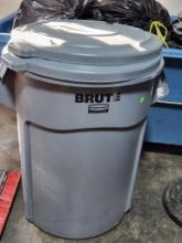 Brute Trash Can w/ Lid