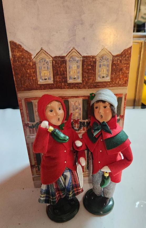 Byer's Choice Carolers - Child with Ornaments