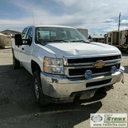 2013 CHEVROLET SILVERADO 2500HD, 6.6L DURAMAX DIESEL, 4X4, CREW CAB, LONG BED, LIFT GATE