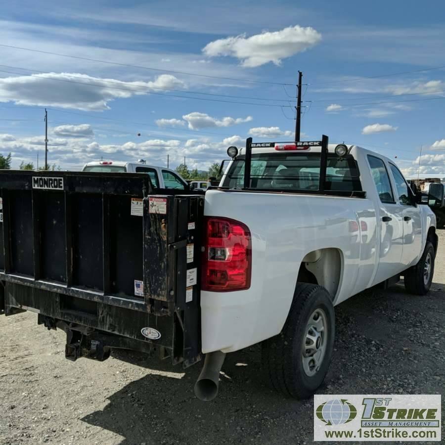 2013 CHEVROLET SILVERADO 2500HD, 6.6L DURAMAX DIESEL, 4X4, CREW CAB, LONG BED, LIFT GATE