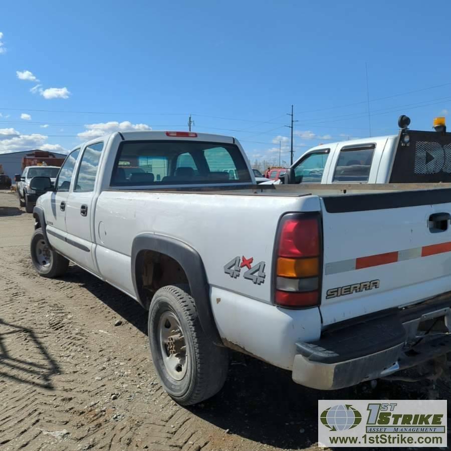 2006 GMC SIERRA 2500HD, 6.6L DURAMAX, 4X4, CREW CAB, LONG BED