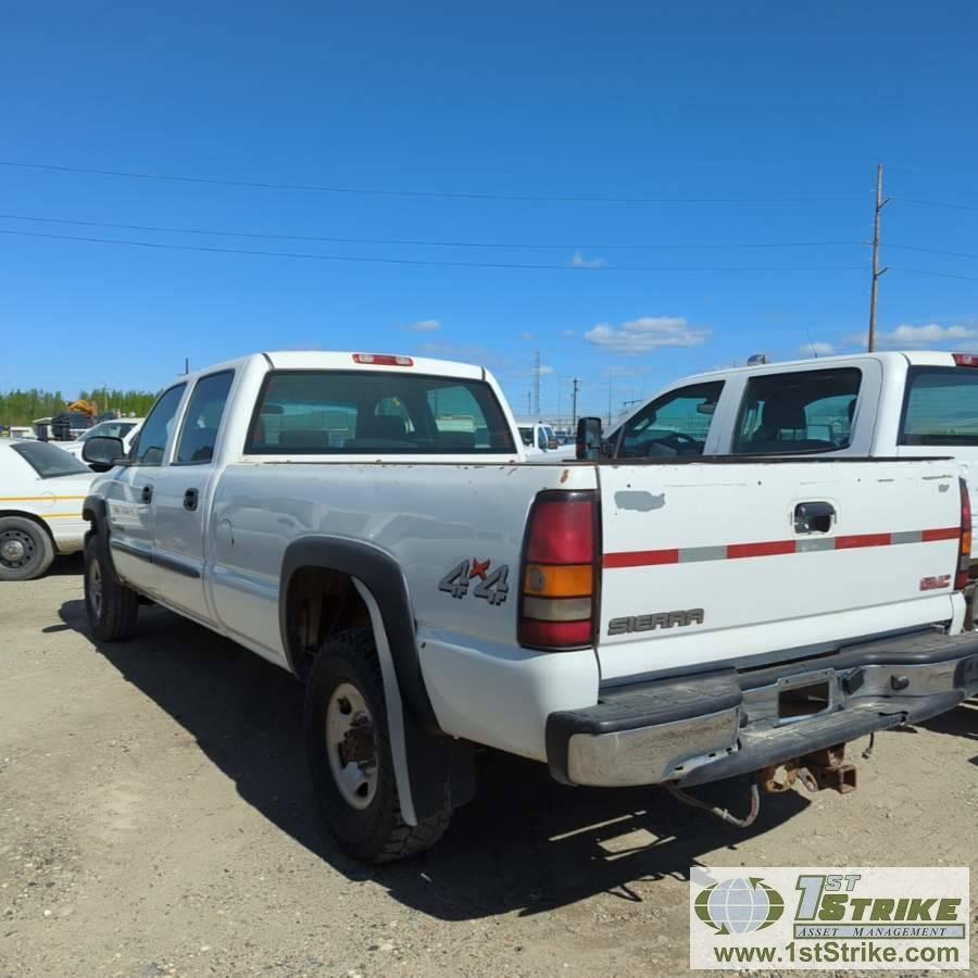 2006 GMC SIERRA 2500HD, 6.6L DURAMAX, 4X4, CREW CAB, LONG BED