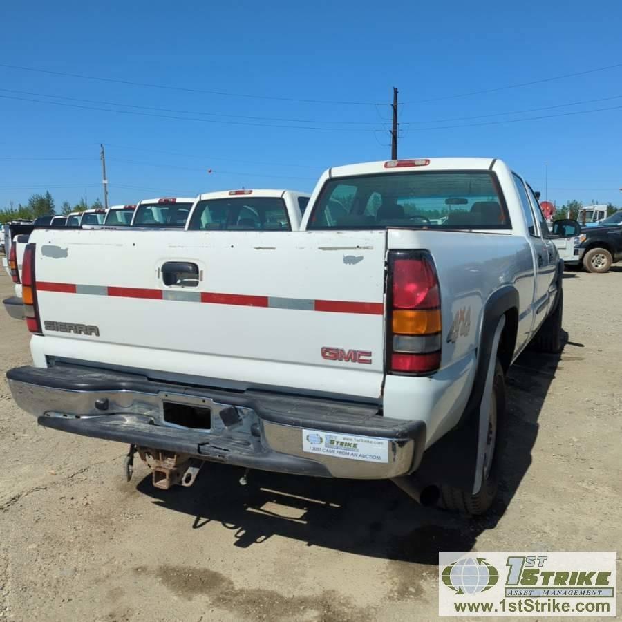 2006 GMC SIERRA 2500HD, 6.6L DURAMAX, 4X4, CREW CAB, LONG BED