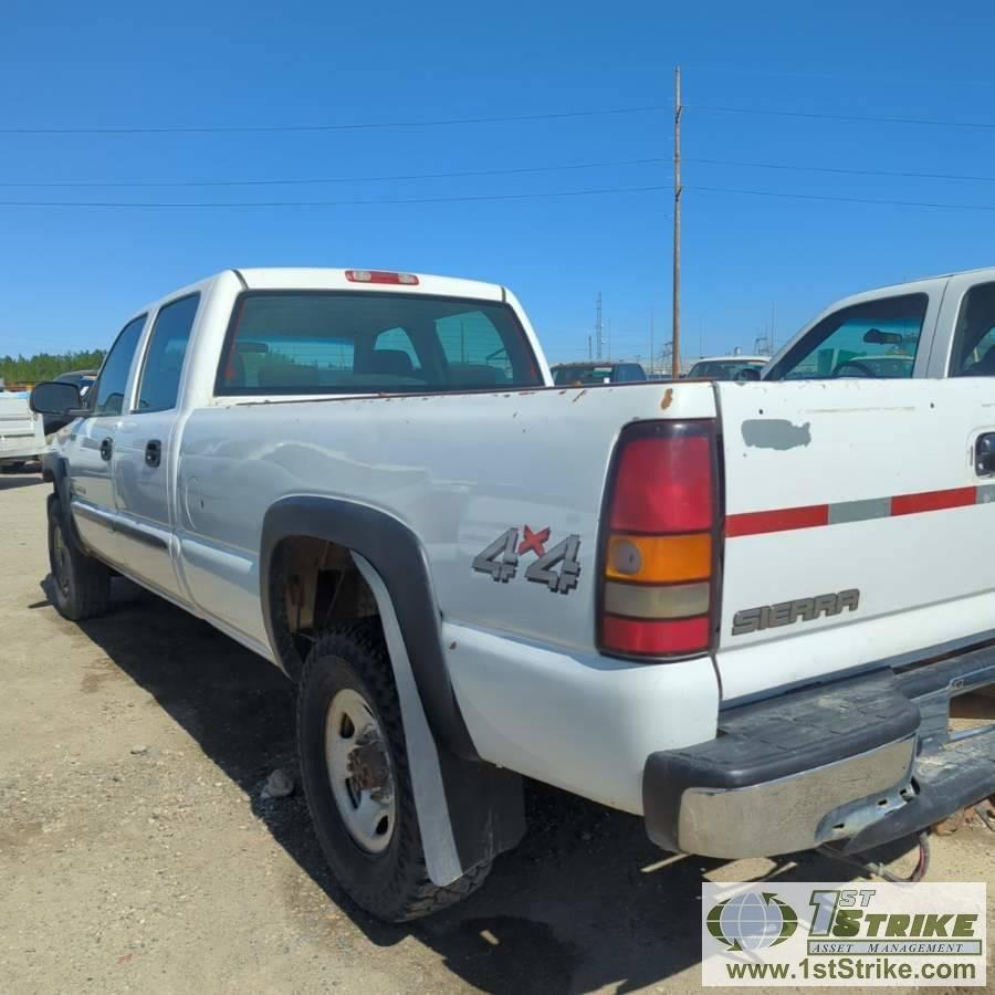 2006 GMC SIERRA 2500HD, 6.6L DURAMAX, 4X4, CREW CAB, LONG BED