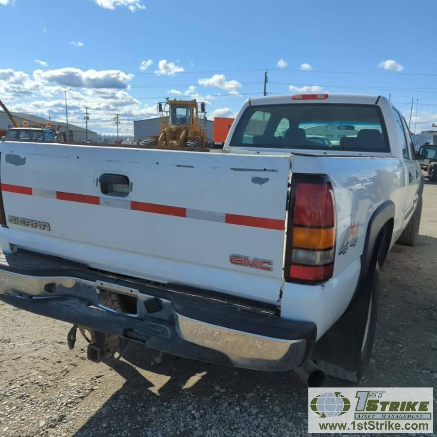 2006 GMC SIERRA 2500HD, 6.6L DURAMAX, 4X4, CREW CAB, LONG BED