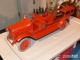 BUDDY L METAL FIRE ENGINE W/ LADDER COLLECTIBLE TOY