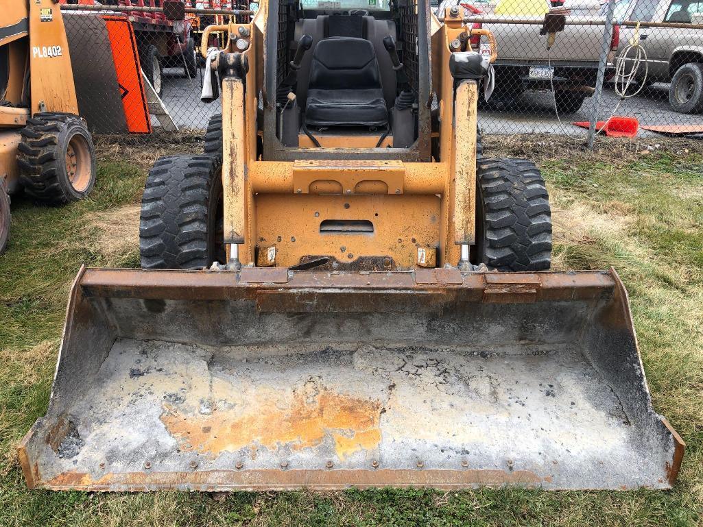 2004 CASE 95XT SKID STEER powered by 4T-390 diesel engine, equipped with rollcage, high flow auxilia