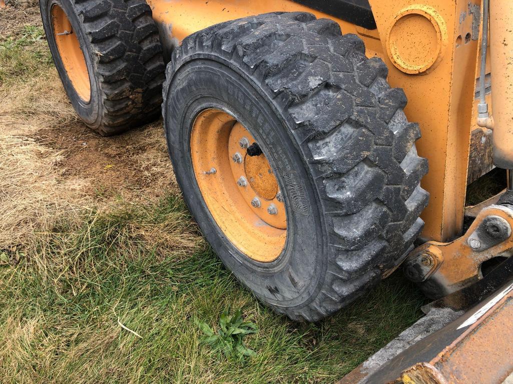 2004 CASE 95XT SKID STEER powered by 4T-390 diesel engine, equipped with rollcage, high flow auxilia