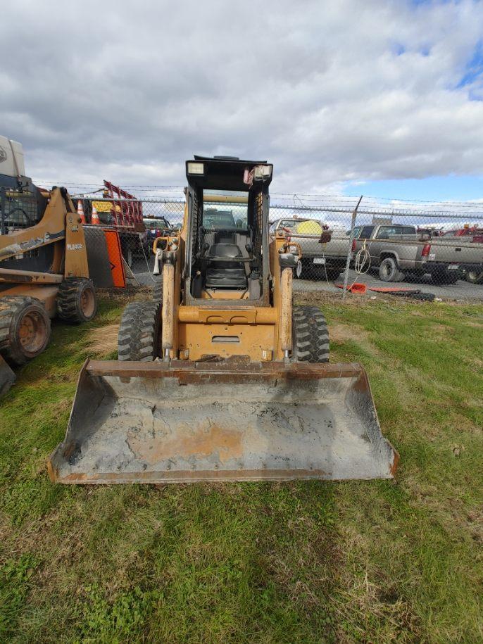 2004 CASE 95XT SKID STEER powered by 4T-390 diesel engine, equipped with rollcage, high flow auxilia