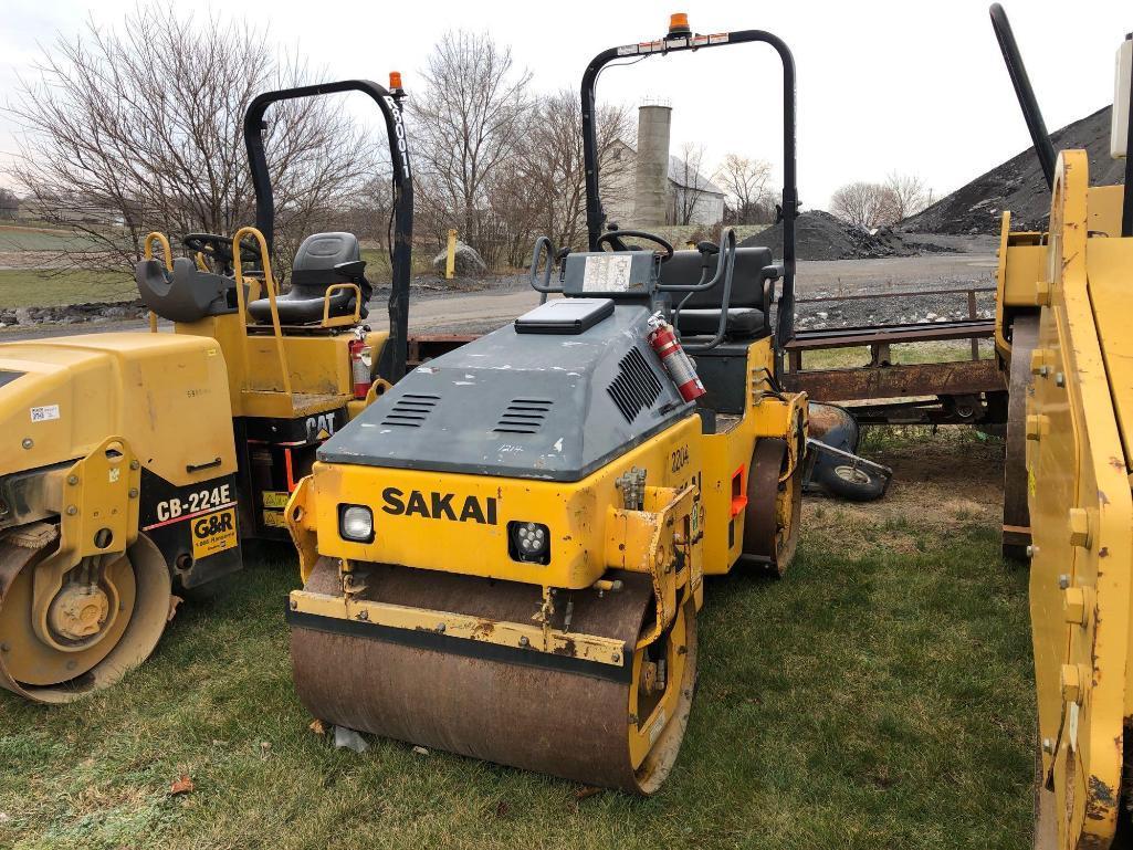 SAKAI SW320-1 ASPHALT ROLLER SN:40175C powered by Kubota diesel engine, equipped with ROPS, 27.6in.