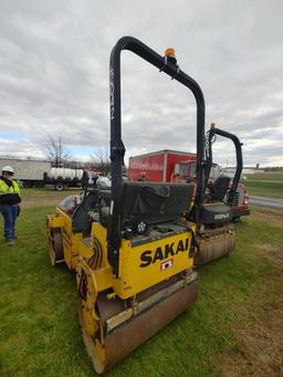 SAKAI SW320-1 ASPHALT ROLLER SN:40175C powered by Kubota diesel engine, equipped with ROPS, 27.6in.