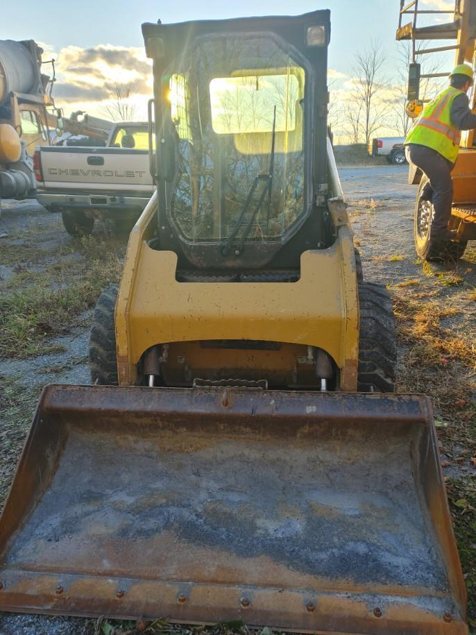 2007 CAT 226B2 SKID STEER powered by Cat 3024C diesel engine, equipped with EROPS, 2-speed,auxiliary