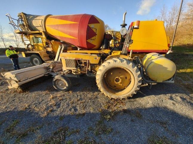 JOHN DEERE 1020 BROOM TRACTOR SN:062934T powered by gas engine, equipped with ROPS, sweepster power