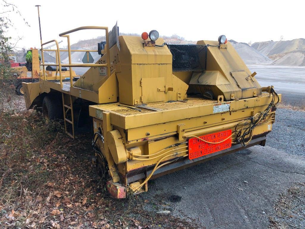 2004 ETNYRE QUAD ASPHALT CHIP SPREADER SN:K6018 4x4, powered by Cummins diesel engine, equipped with