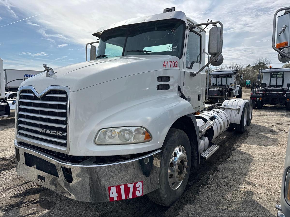 MACK CXU613 PINNACLE TRUCK TRACTOR VN:M084569 powered by Mack MP7 10.8 liter diesel engine, equipped