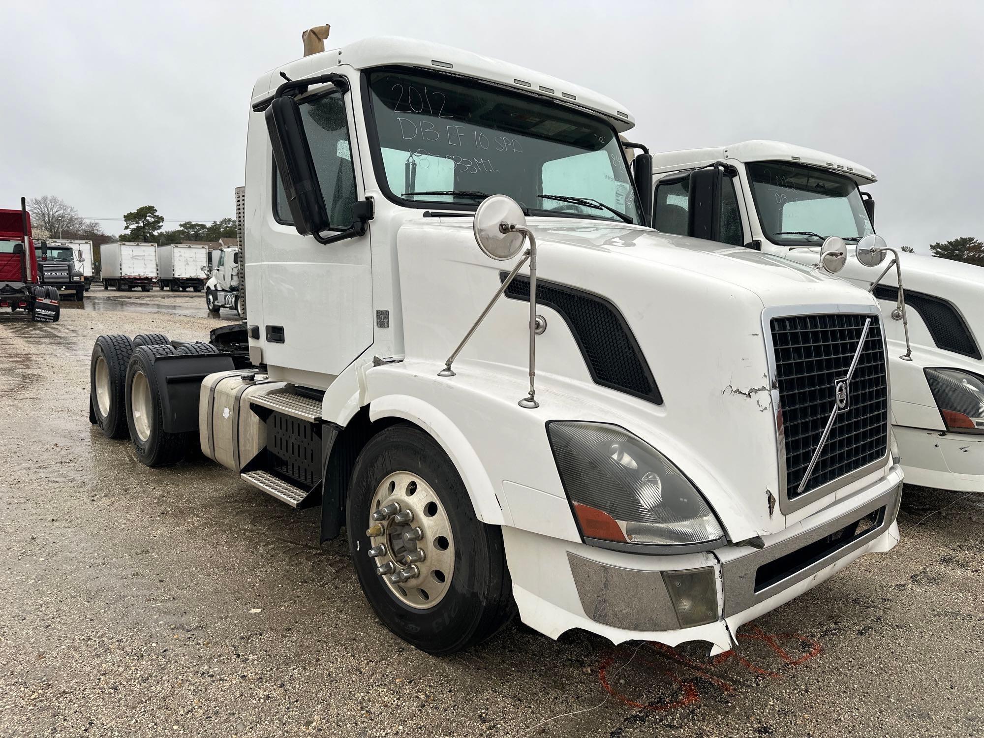 2012 VOLVO VNL TRUCK TRACTOR VN:549300 powered by Volvo D13 diesel engine, equipped with Eaton