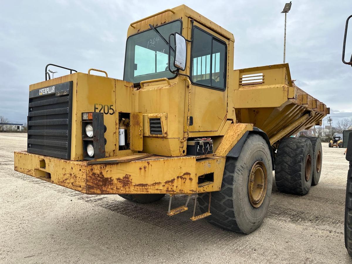 CAT D400D ARTICULATED HAUL TRUCK SN:8TF00128 6x6, powered by Cat diesel engine, equipped with Cab,