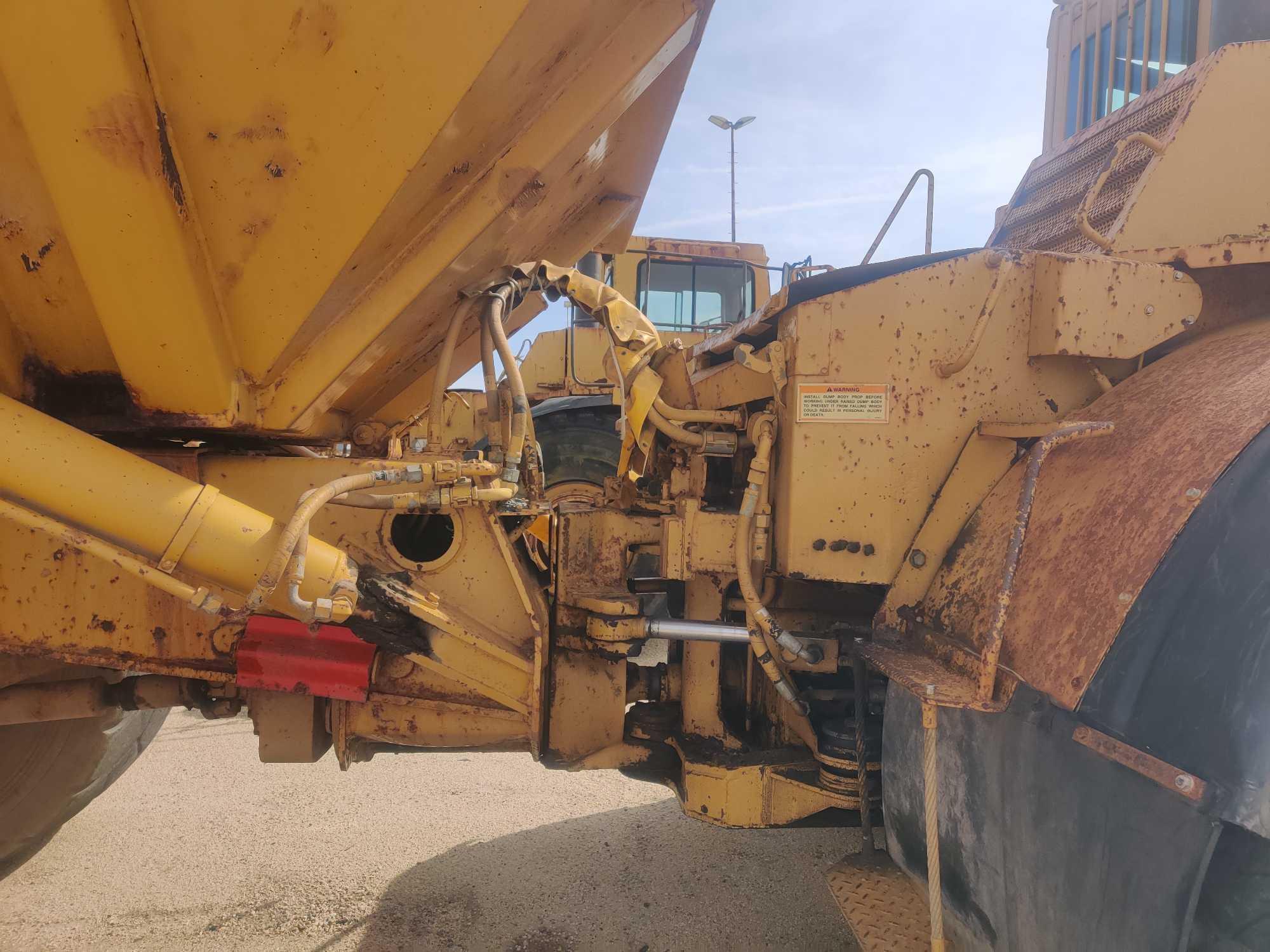 CAT D400D ARTICULATED HAUL TRUCK SN:8TF00128 6x6, powered by Cat diesel engine, equipped with Cab,