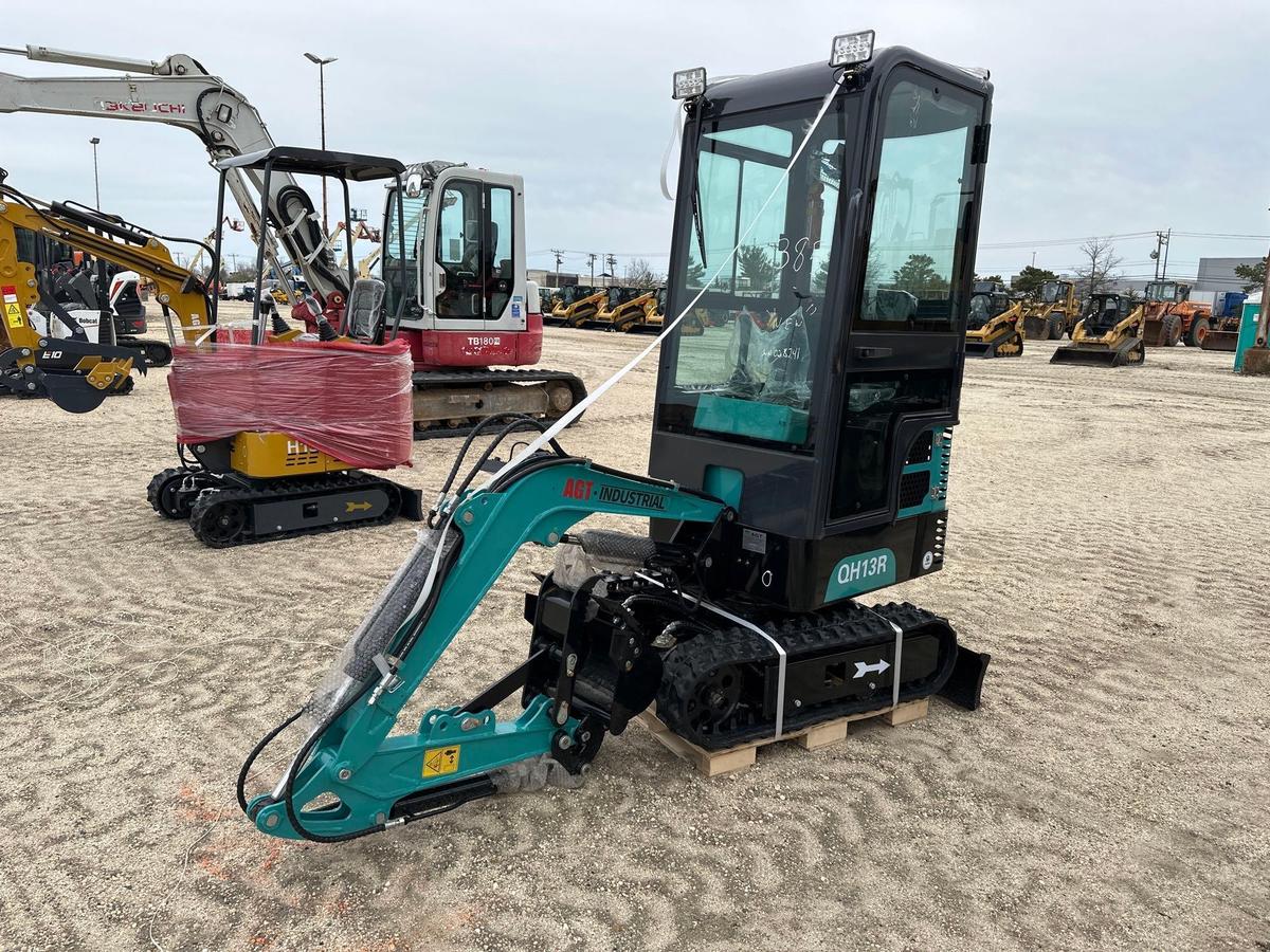 NEW AGT QH13R HYDRAULIC EXCAVATOR SN-1028741 powered by Briggs & Stratton gas engine, equipped with