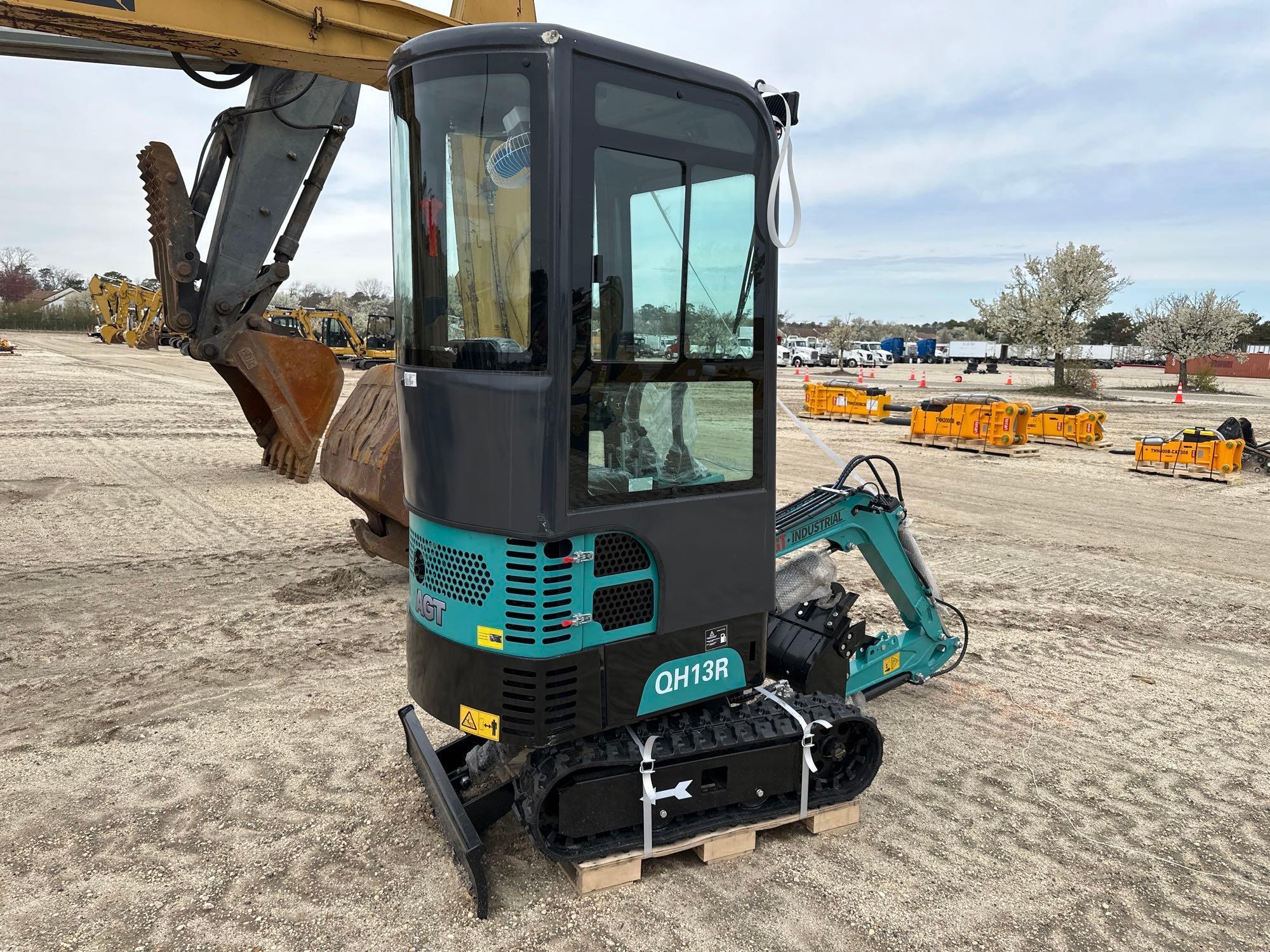 NEW AGT QH13R HYDRAULIC EXCAVATOR SN-1028741 powered by Briggs & Stratton gas engine, equipped with