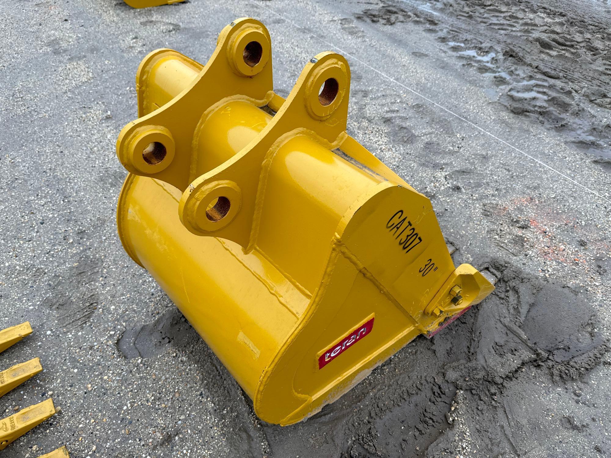 NEW TERAN 30IN. DIGGING BUCKET EXCAVATOR BUCKET for CAT 307 with Side Cutters, Reinforcement Plates