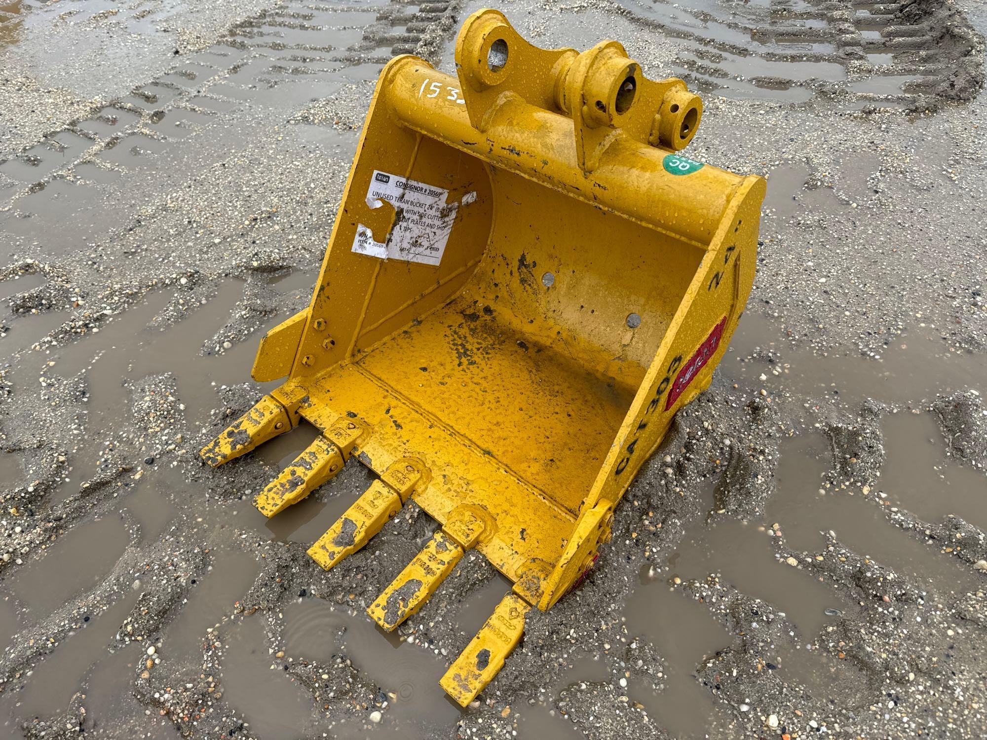 NEW TERAN 24IN. DIGGING BUCKET EXCAVATOR BUCKET FOR CAT 303 WITH SIDE CUTTERS, REINFORCEMENT PLATES