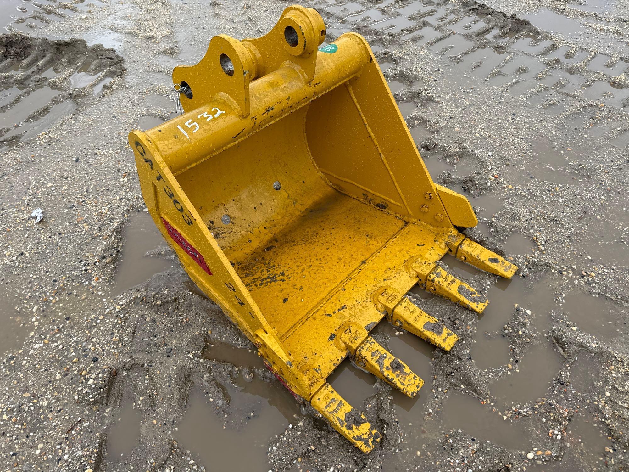 NEW TERAN 24IN. DIGGING BUCKET EXCAVATOR BUCKET FOR CAT 303 WITH SIDE CUTTERS, REINFORCEMENT PLATES