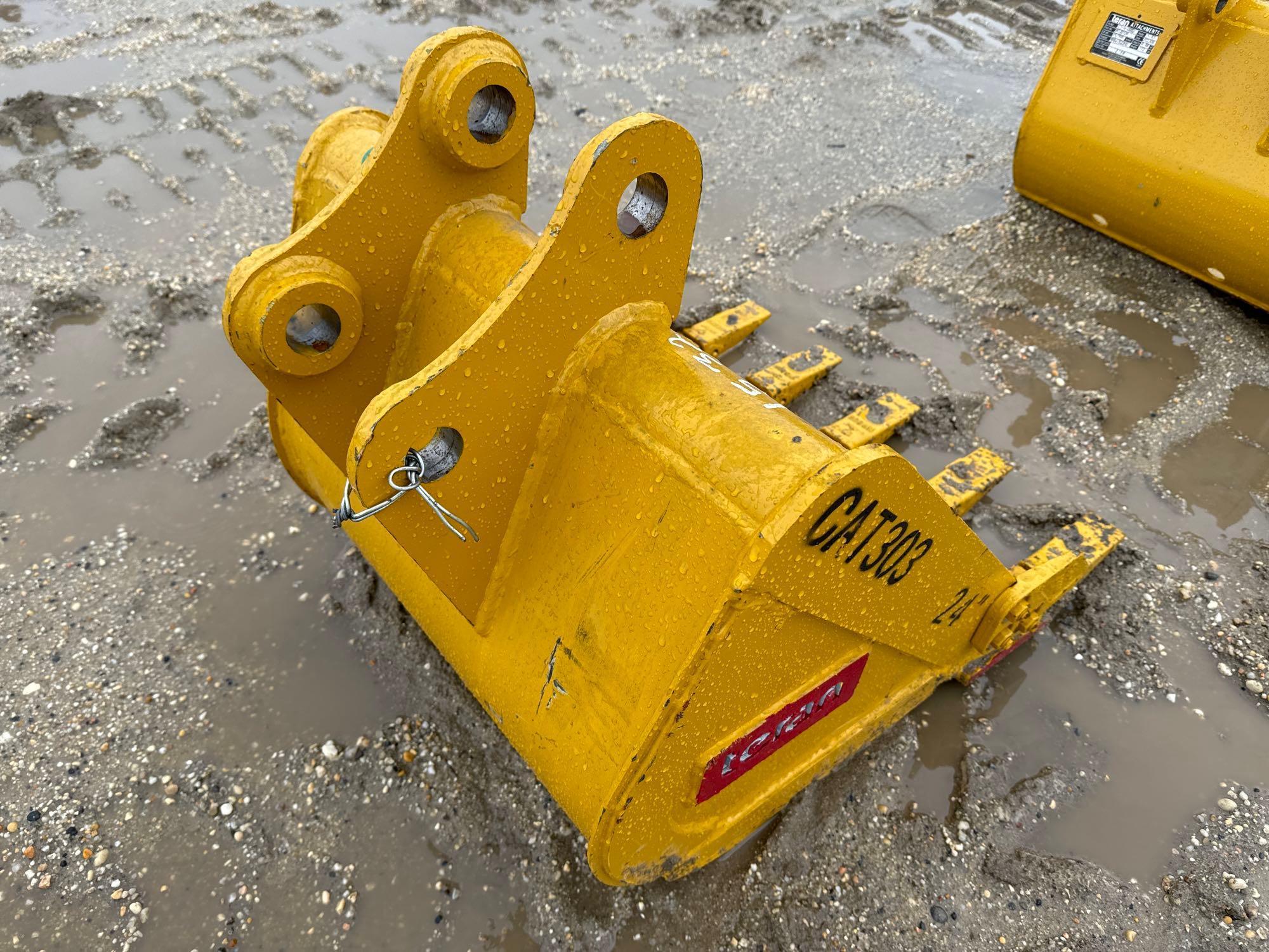 NEW TERAN 24IN. DIGGING BUCKET EXCAVATOR BUCKET FOR CAT 303 WITH SIDE CUTTERS, REINFORCEMENT PLATES