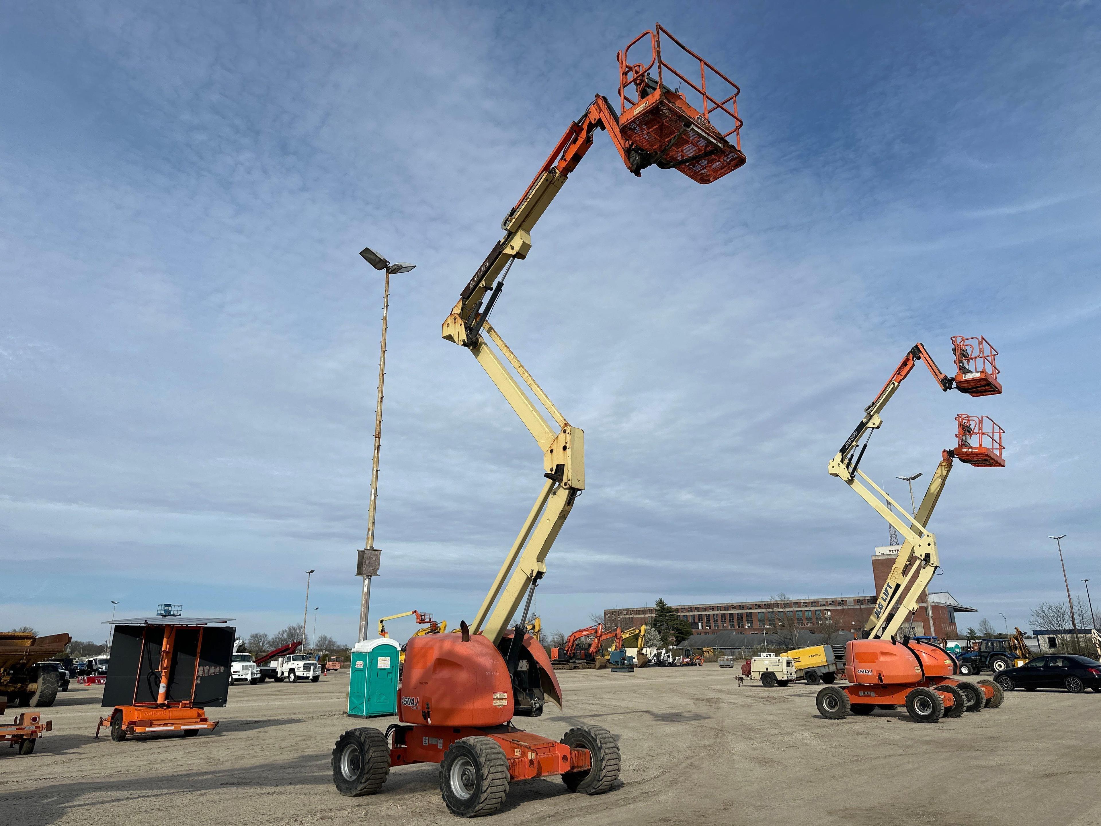 2013 JLG 450AJ BOOM LIFT SN:300168369 4x4, powered by diesel engine, equipped with 45ft. Platform