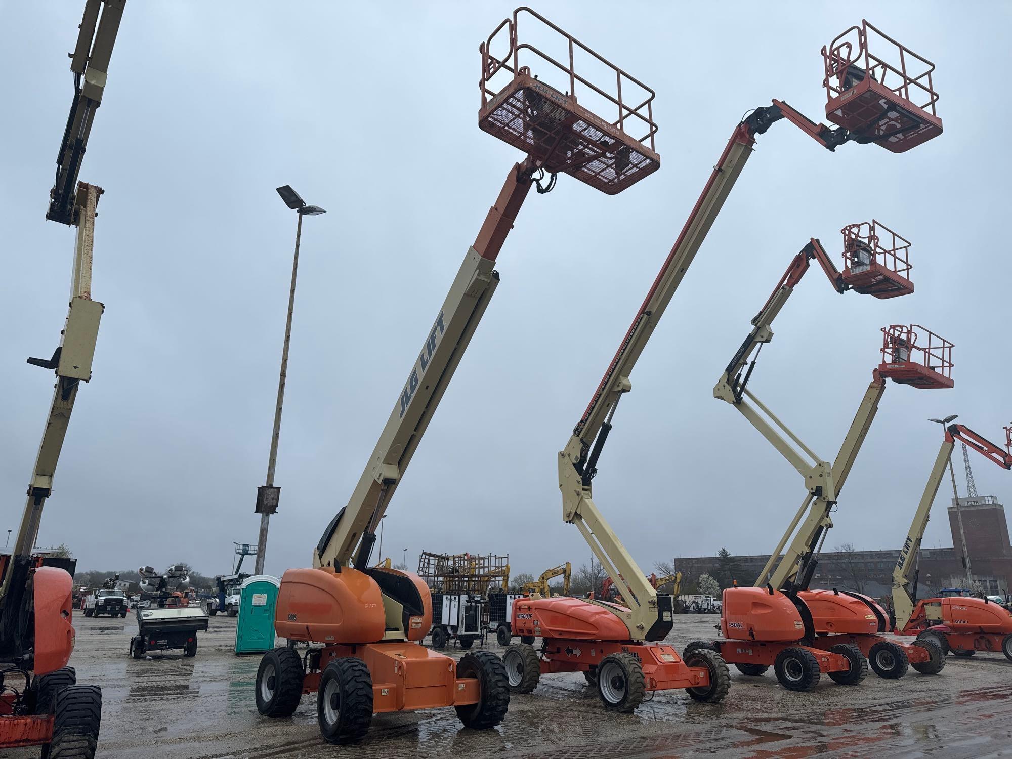 JLG 600S BOOM LIFT SN:300082649 4x4, powered by diesel engine, equipped with 60ft. Platform height,