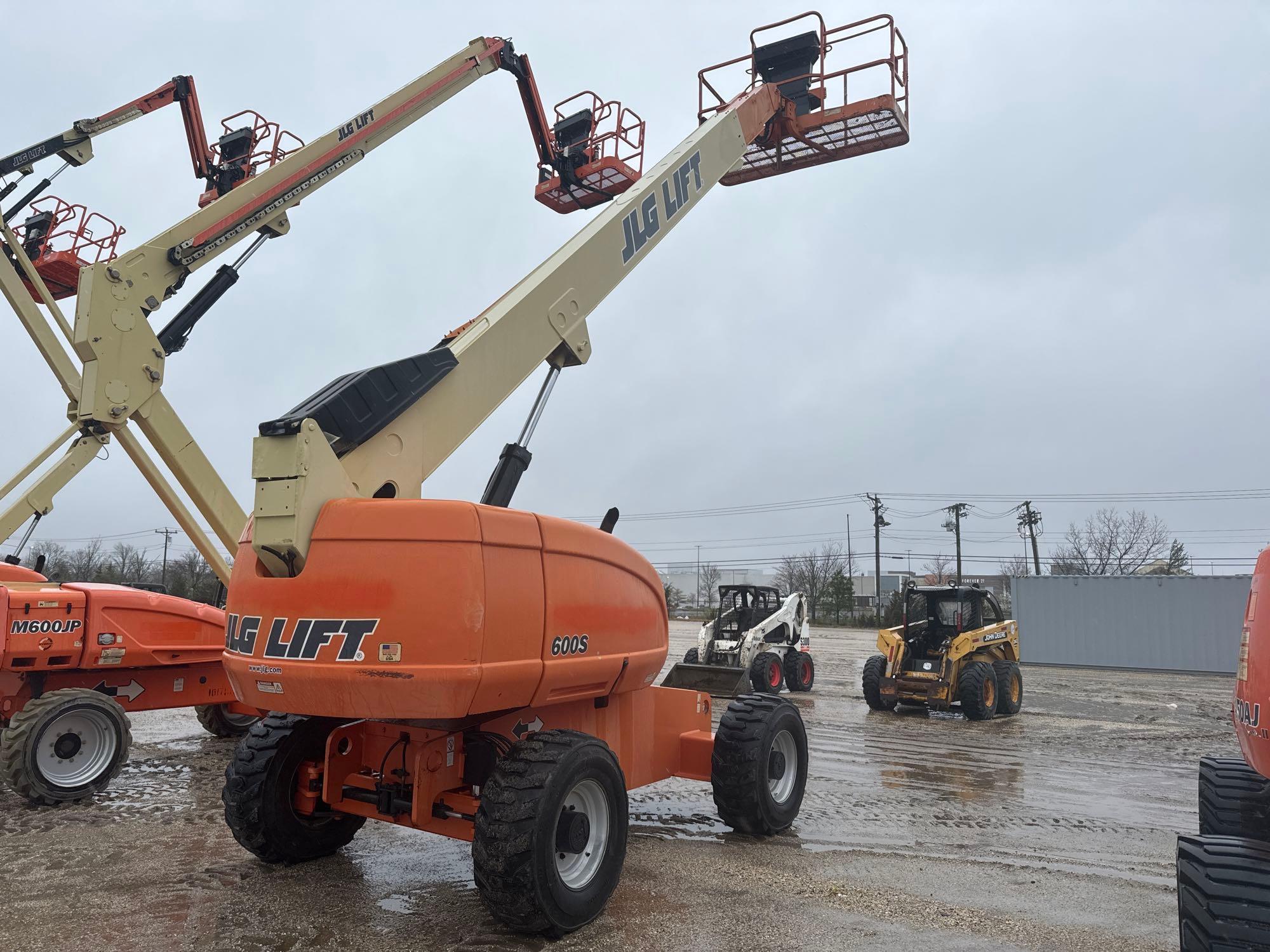 JLG 600S BOOM LIFT SN:300082649 4x4, powered by diesel engine, equipped with 60ft. Platform height,