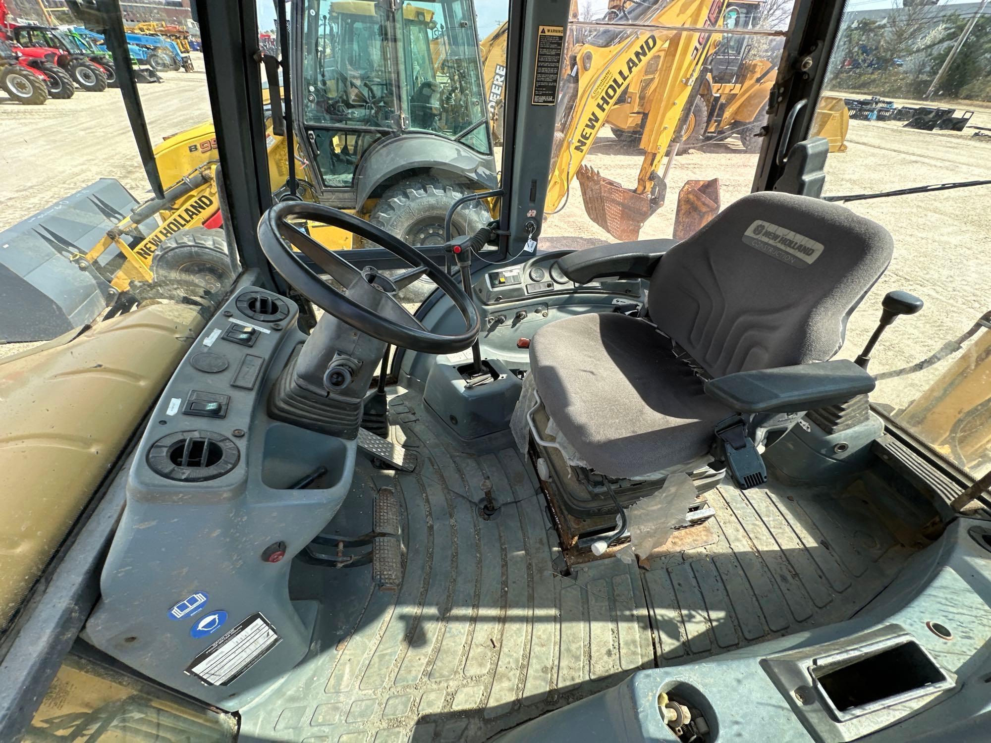 NEW HOLLAND 555E TRACTOR LOADER BACKHOE SN:31002410 powered by diesel engine, equipped with OROPS,