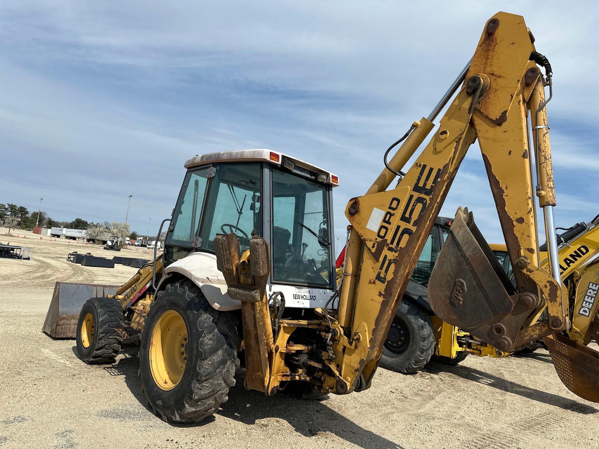 NEW HOLLAND 555E TRACTOR LOADER BACKHOE SN:31002410 powered by diesel engine, equipped with OROPS,