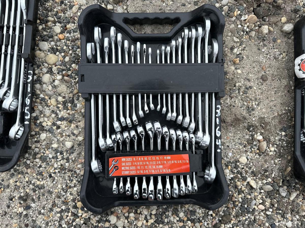 NEW 32 PC COMBINATION WRENCH SET W/ CASE - HAWK NEW SUPPORT EQUIPMENT