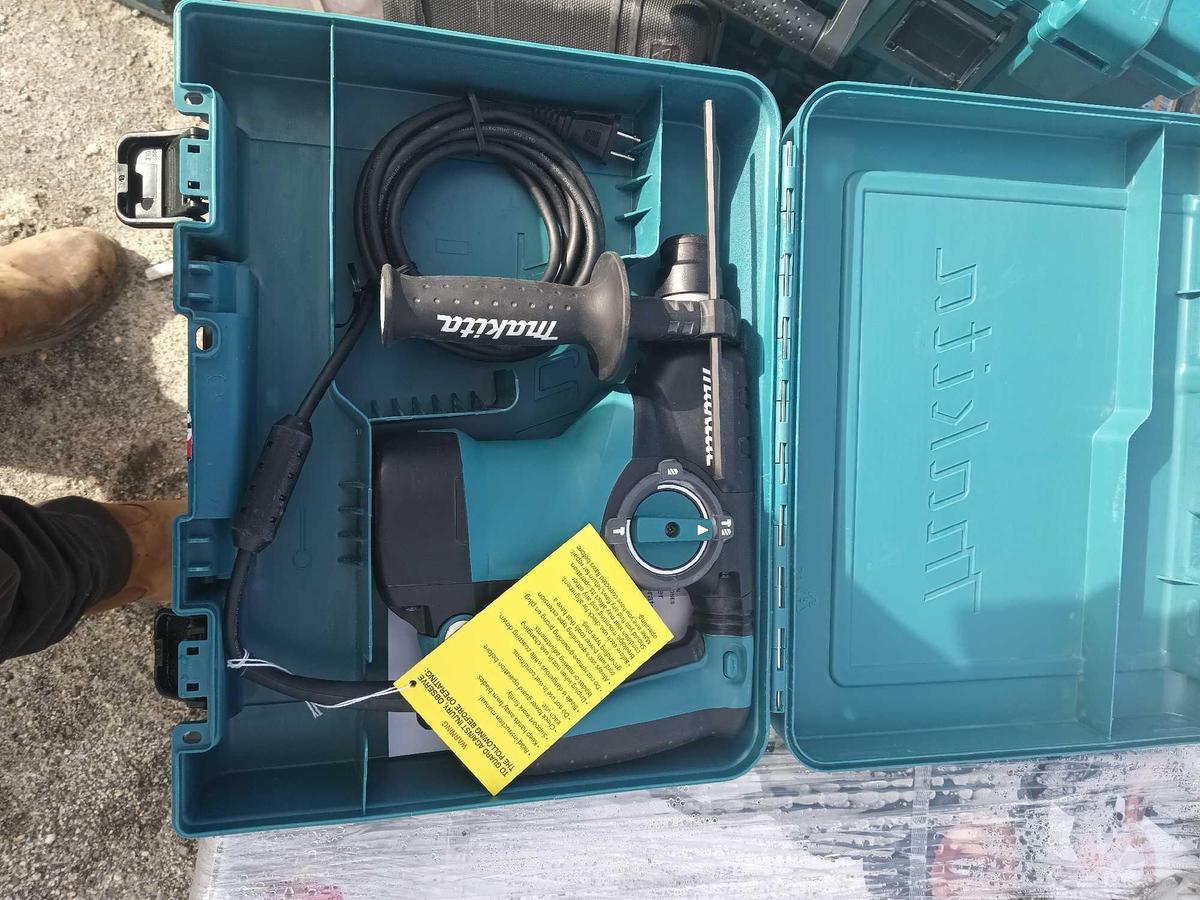 NEW MAKITA 1 1/8' ROTARY HAMMER ACCEPTS SDS PLUS BITS - HR2811F- 1 YR FACTORY WARRANTY -RECON NEW