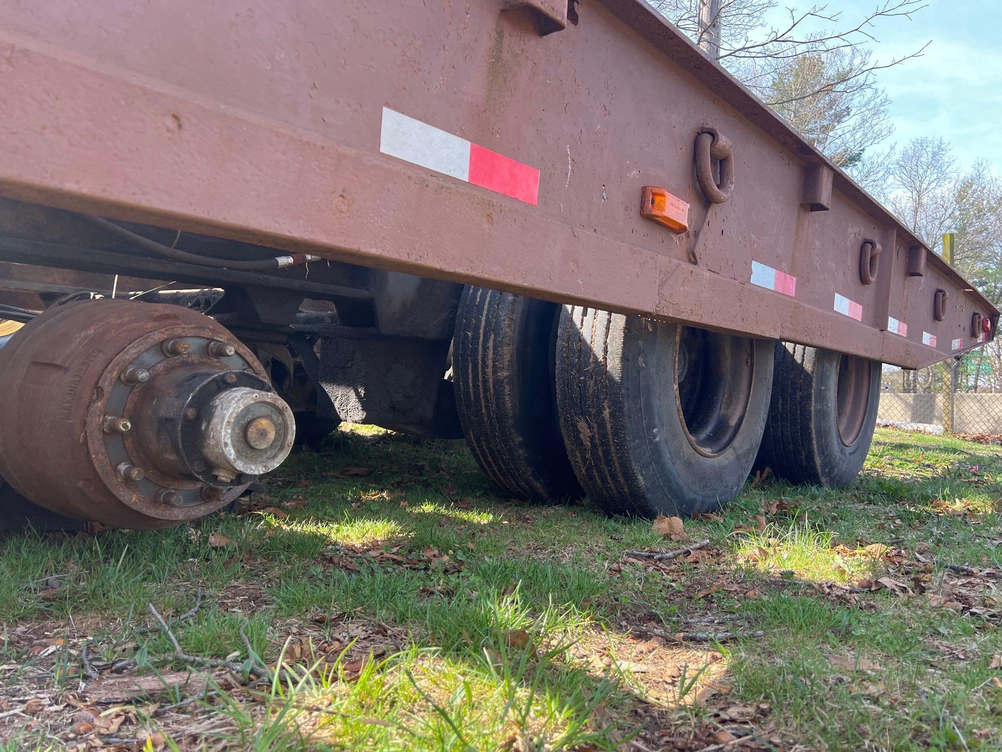 1995 TRAILEZE 45 TON EQUIPMENT TRAILER SN:009737...equipped with 45 ton capacity, winch, air ride