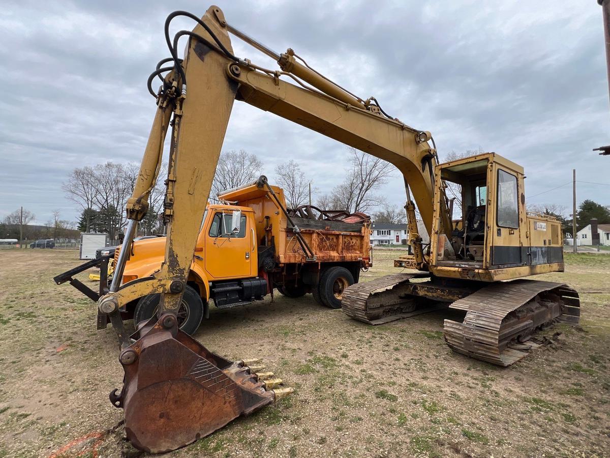 CAT 215 HYDRAULIC EXCAVATOR SN:08094 powered by Cat diesel engine, equipped with Cab, digging