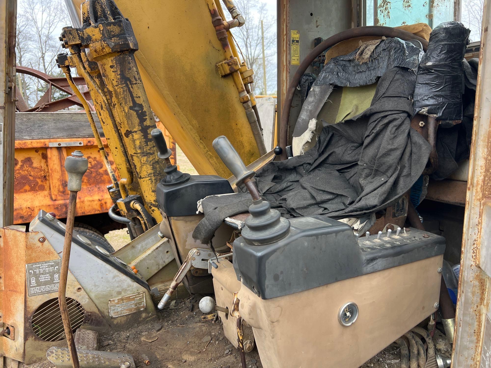 CAT 215 HYDRAULIC EXCAVATOR SN:08094 powered by Cat diesel engine, equipped with Cab, digging