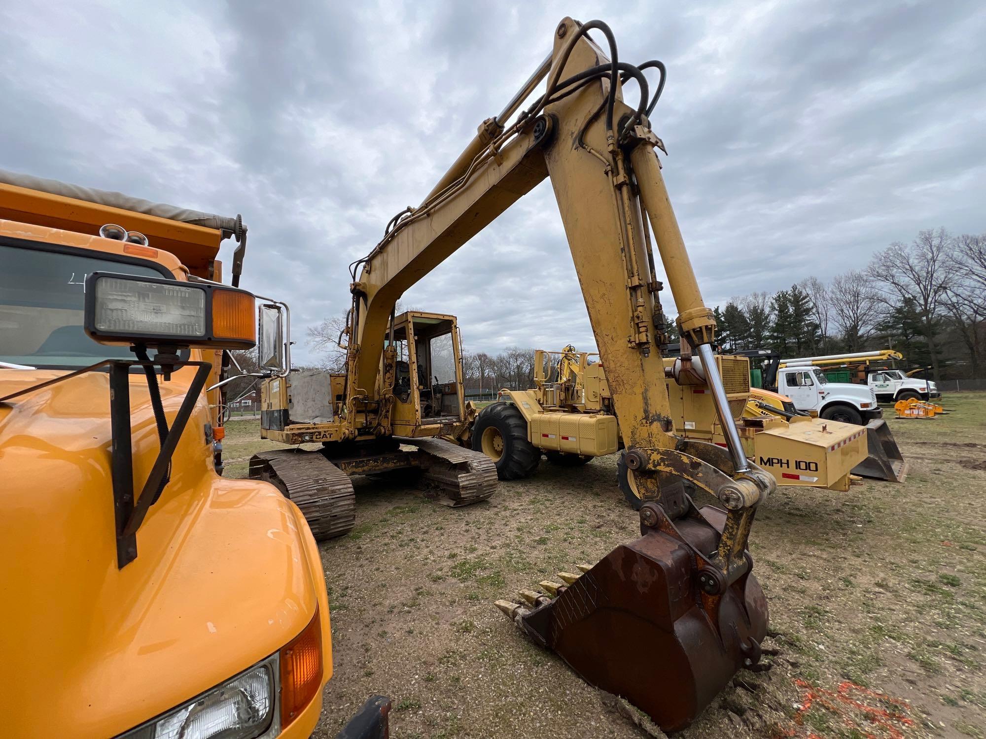 CAT 215 HYDRAULIC EXCAVATOR SN:08094 powered by Cat diesel engine, equipped with Cab, digging