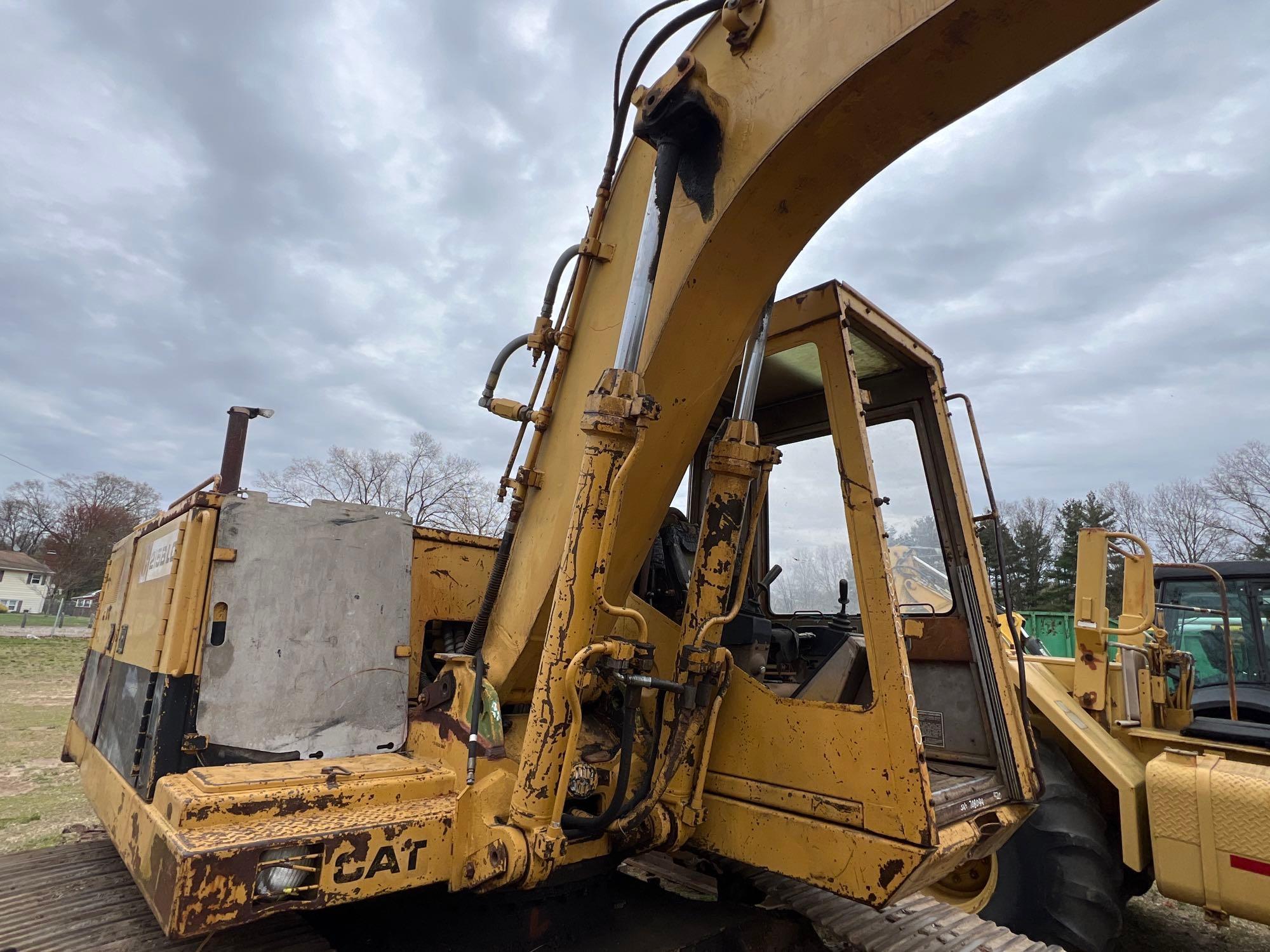 CAT 215 HYDRAULIC EXCAVATOR SN:08094 powered by Cat diesel engine, equipped with Cab, digging