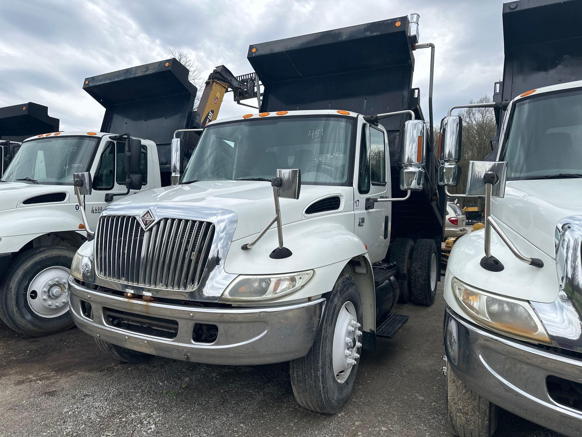 2006 INTERNATIONAL 4300 DUMP TRUCK VN:1HTMMAAL36H346982 powered by DT466 diesel engine, equipped