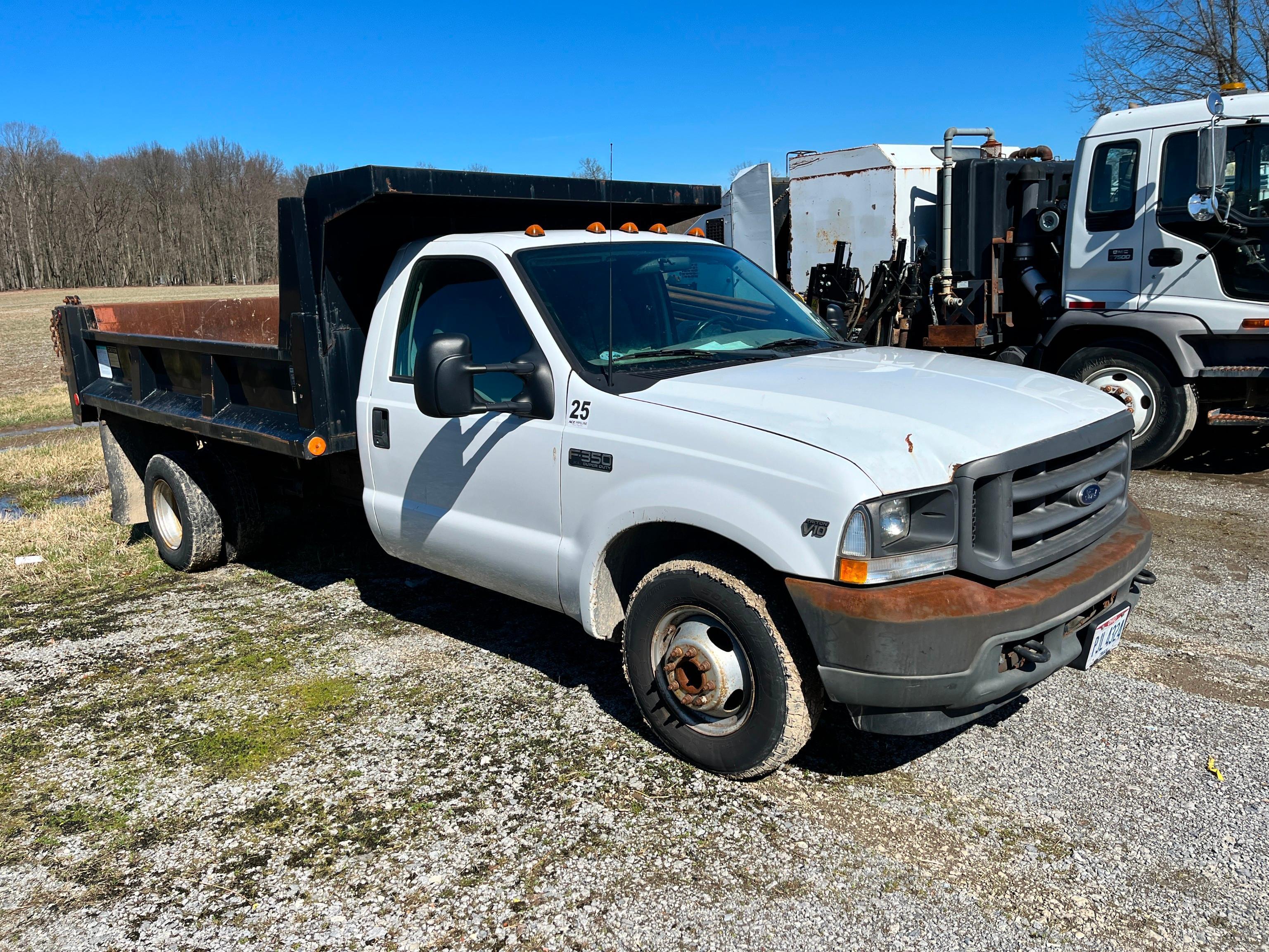 2002 FORD F350XL DUMP TRUCK VN:1FDWF36SX2EA40817 powered by Triton V10 gas engine, equipped with 6